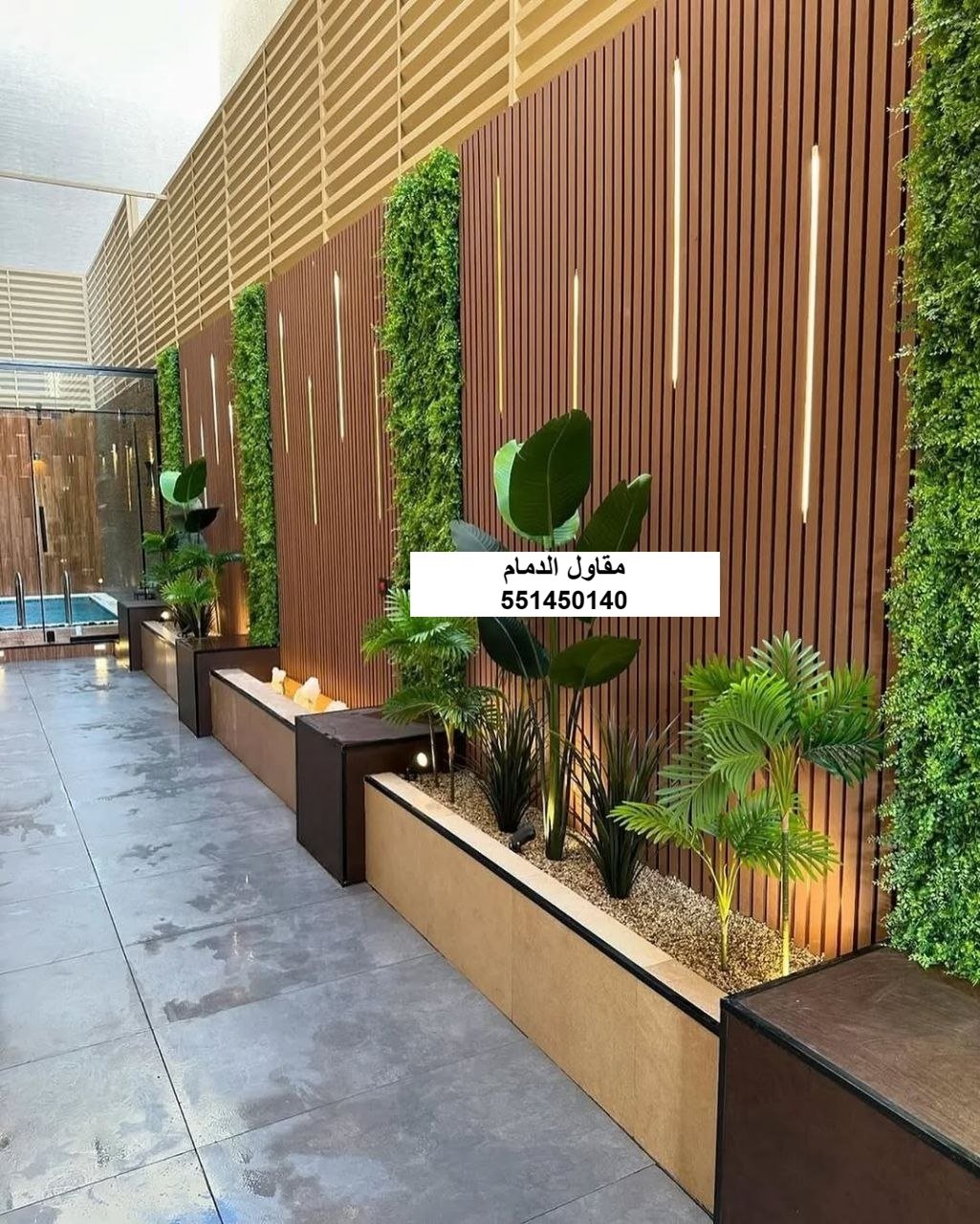 تركيب بديل الخشب الخارجي وعشب صناعي لفيلا بحي الجسر بالخبر.